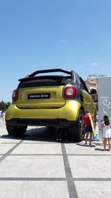der Smart im XXL-Format am Ausgang des Bahnhofs Reggio Calabria Lido